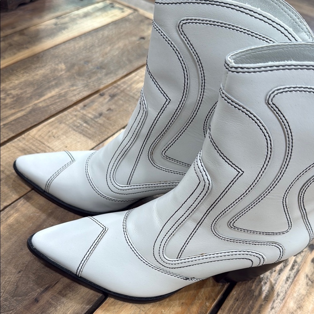 Matisse White Pointed-Toe Western Ankle Boots with Contrast Stitching